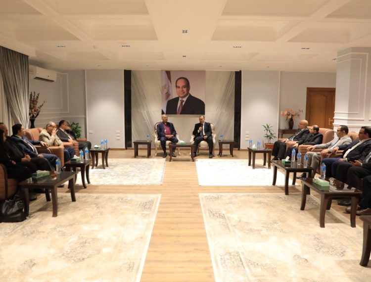 300كرسي محافظ اسيوط (1)