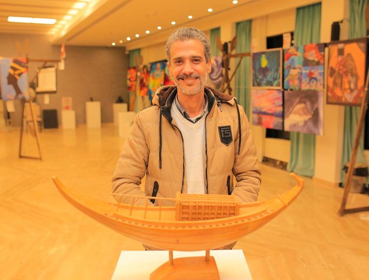 50 فنانا حول العالم يشاركون في معرض مراكب الشمس التشكيلي بالمنيا بمركب C-Boat (2)