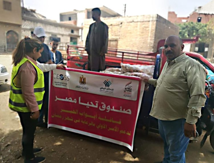 توزيع إعانات غذائية ل٢٠٠٠ أسرة من الأسر الأولى بالرعاية في ١٧ قرية بمحافظة المنيا (11)