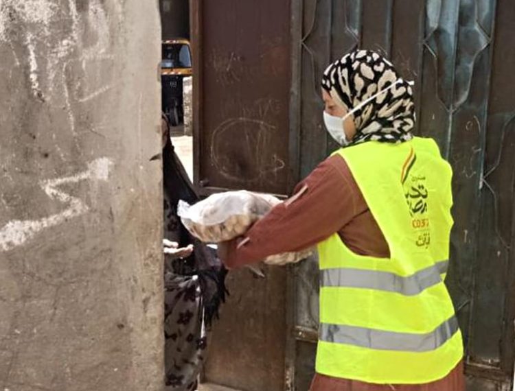 توزيع إعانات غذائية ل٢٠٠٠ أسرة من الأسر الأولى بالرعاية في ١٧ قرية بمحافظة المنيا (5)