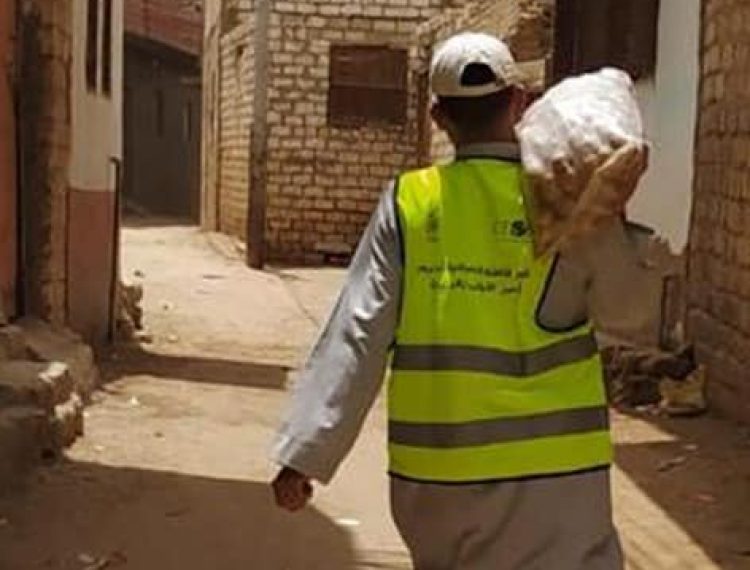 توزيع إعانات غذائية ل٢٠٠٠ أسرة من الأسر الأولى بالرعاية في ١٧ قرية بمحافظة المنيا (6)