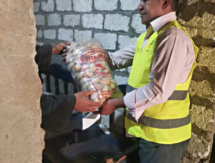 توزيع إعانات غذائية ل٢٠٠٠ أسرة من الأسر الأولى بالرعاية في ١٧ قرية بمحافظة المنيا (9)