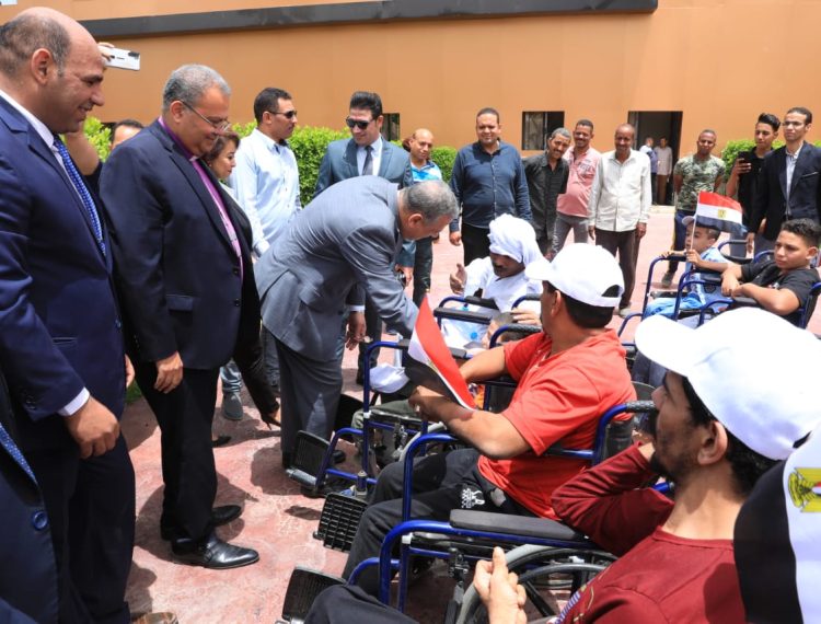 توزيع عدد 50 كرسيًّا متحركًا على الأشخاص ذوي الإعاقة عقب لقاء معًا من أجل التنمية المستدامة (16)