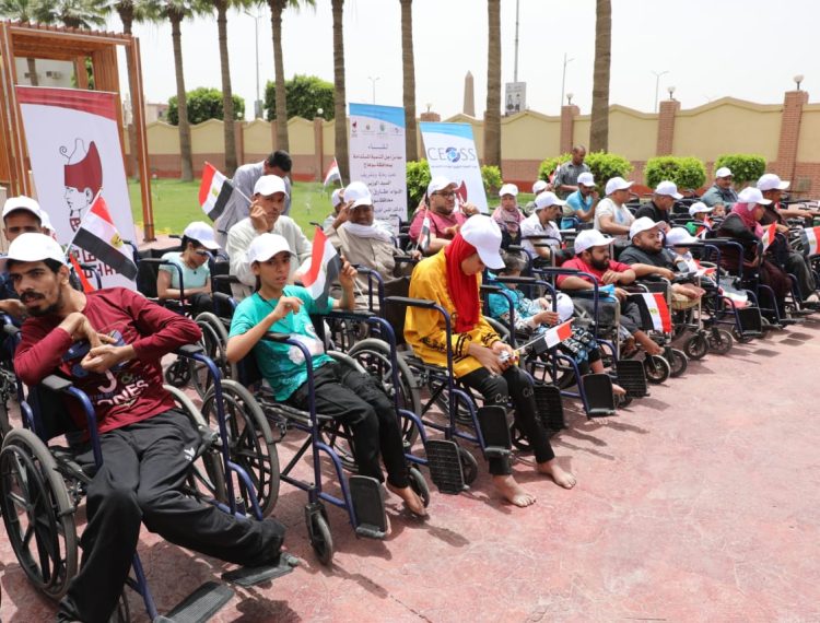 توزيع عدد 50 كرسيًّا متحركًا على الأشخاص ذوي الإعاقة عقب لقاء معًا من أجل التنمية المستدامة (4)