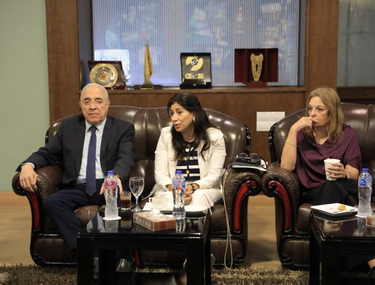رئيس الطائفة الإنجيلية يستقبل القائم بالأعمال والملحق السياسي بالسفارة الأمريكية بالقاهرة (1)