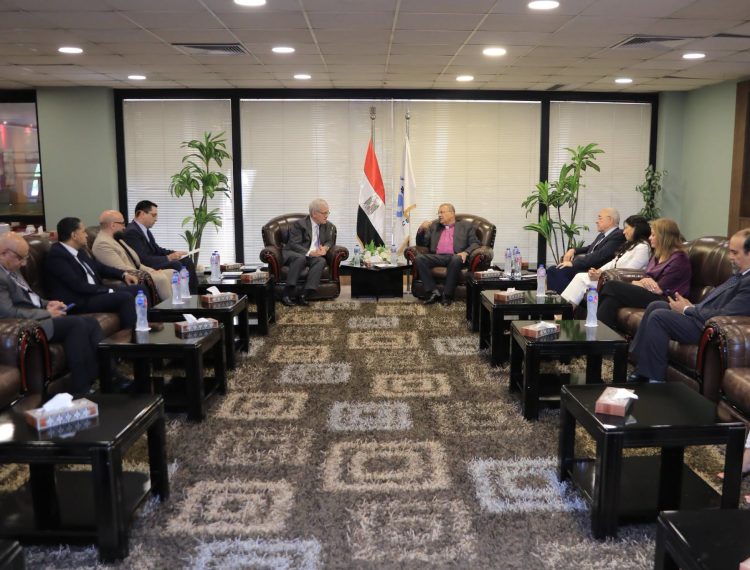 رئيس الطائفة الإنجيلية يستقبل القائم بالأعمال والملحق السياسي بالسفارة الأمريكية بالقاهرة (2)