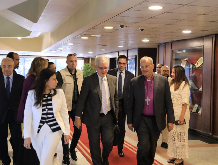 رئيس الطائفة الإنجيلية يستقبل القائم بالأعمال والملحق السياسي بالسفارة الأمريكية بالقاهرة (6)