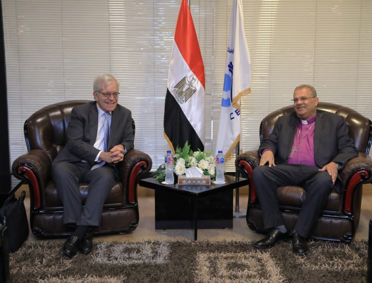 رئيس الطائفة الإنجيلية يستقبل القائم بالأعمال والملحق السياسي بالسفارة الأمريكية بالقاهرة (7)