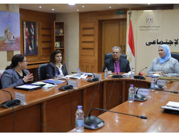 وزيرة التضامن الاجتماعي تستقبل رئيس الطائفة الإنجيلية بمصر (2)
