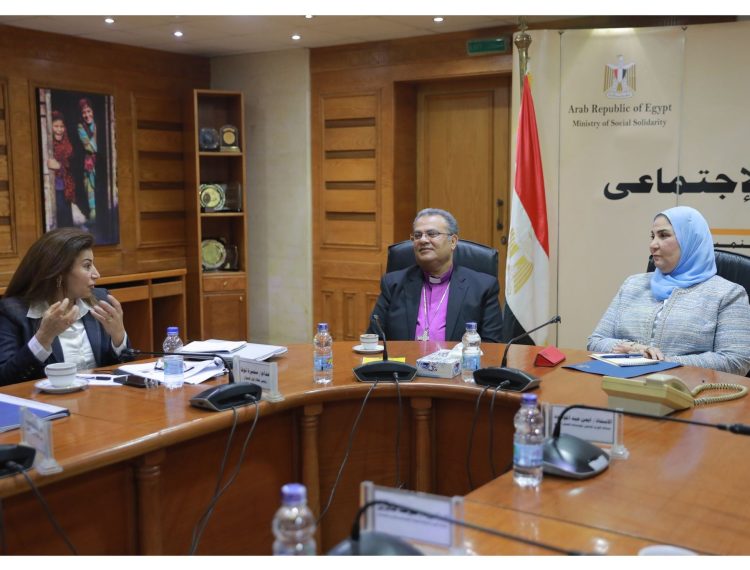 وزيرة التضامن الاجتماعي تستقبل رئيس الطائفة الإنجيلية بمصر (4)