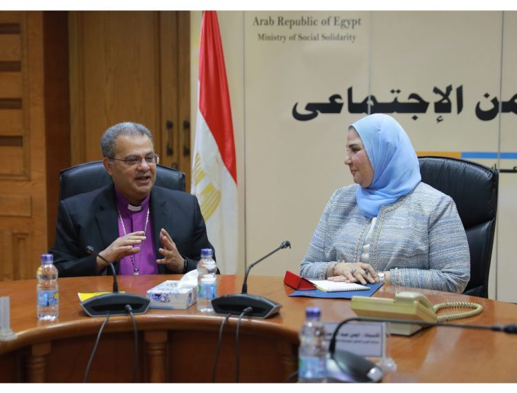 وزيرة التضامن الاجتماعي تستقبل رئيس الطائفة الإنجيلية بمصر (5)